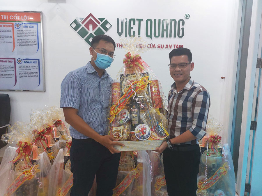Giám đốc vận hành Mai Quốc Việt tặng quà Tết cho nhân sự giám đốc khối Ông. Lê Minh Tú