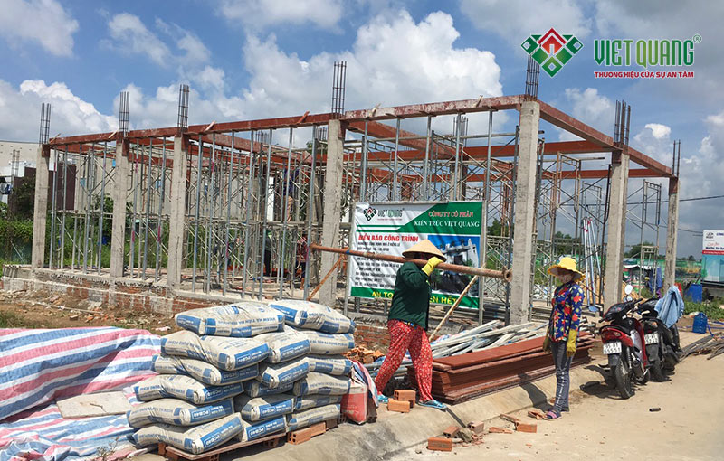 Công nhân Việt Quang đang tiến hành xây dựng trọn gói nhà phố 3 tầng liền kề 5x20m tại Bình Chánh