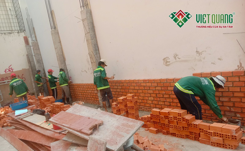Công nhân đang thi công xây tường bao công trình nhà phố 4 tầng 5x20m