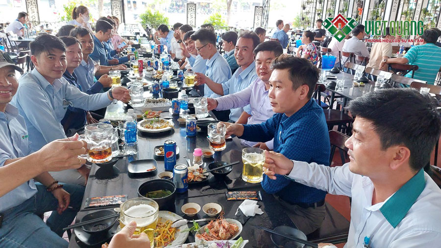 Bữa ăn trưa thân mật của tập thể nhân sự Việt Quang Group
