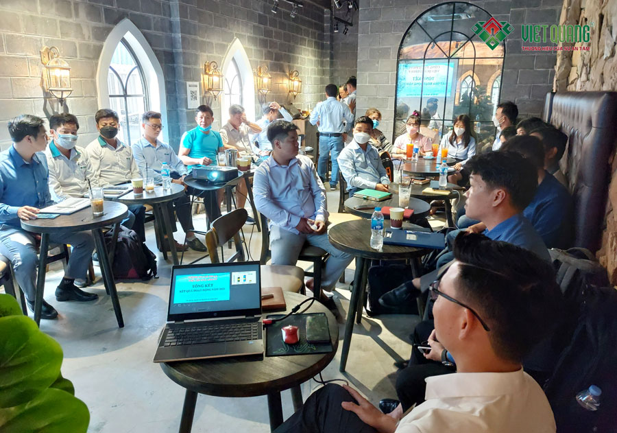 Toàn thể nhân sự Việt Quang đang tập trung vào cuộc họp tổng kết tháng 01/2022
