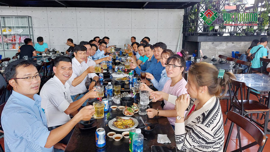 Bữa ăn trưa thân mật của tập thể nhân sự Việt Quang Group