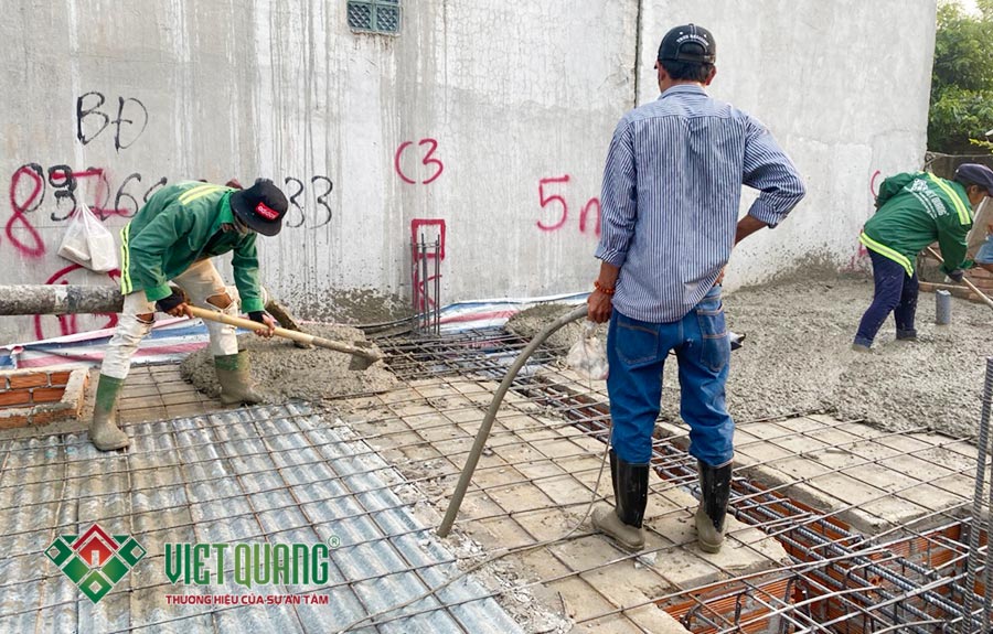 Công nhân Việt Quang thi công đổ bê tông móng, giằng móng và nền sàn trệt