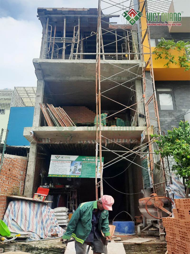 Mặt tiền công trình nhà phố 4 tầng 4x14m của anh Bình tại quận 7 trong quá trình xây dựng phần thô