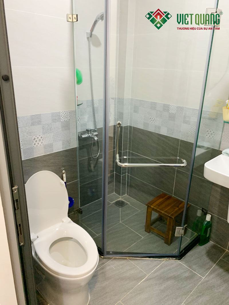 Thiết bị nội thất nhà vệ sinh sang trọng đầy đủ công năng, có phòng tắm đứng được ngăn cách bằng vách kính