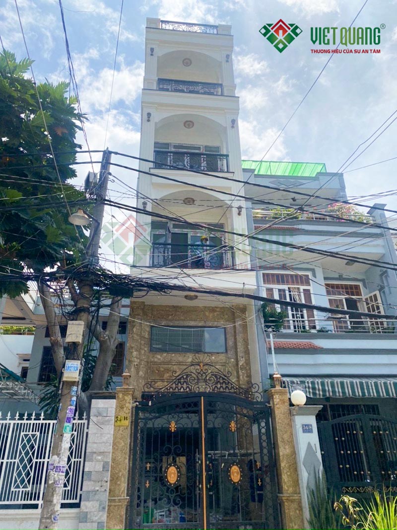 Xây nhà phần thô và nhân công hoàn thiện nhà phố 4 tầng + 1 lửng + tum che thang tân cổ điển diện tích 4x20m tại quận Tân Phú