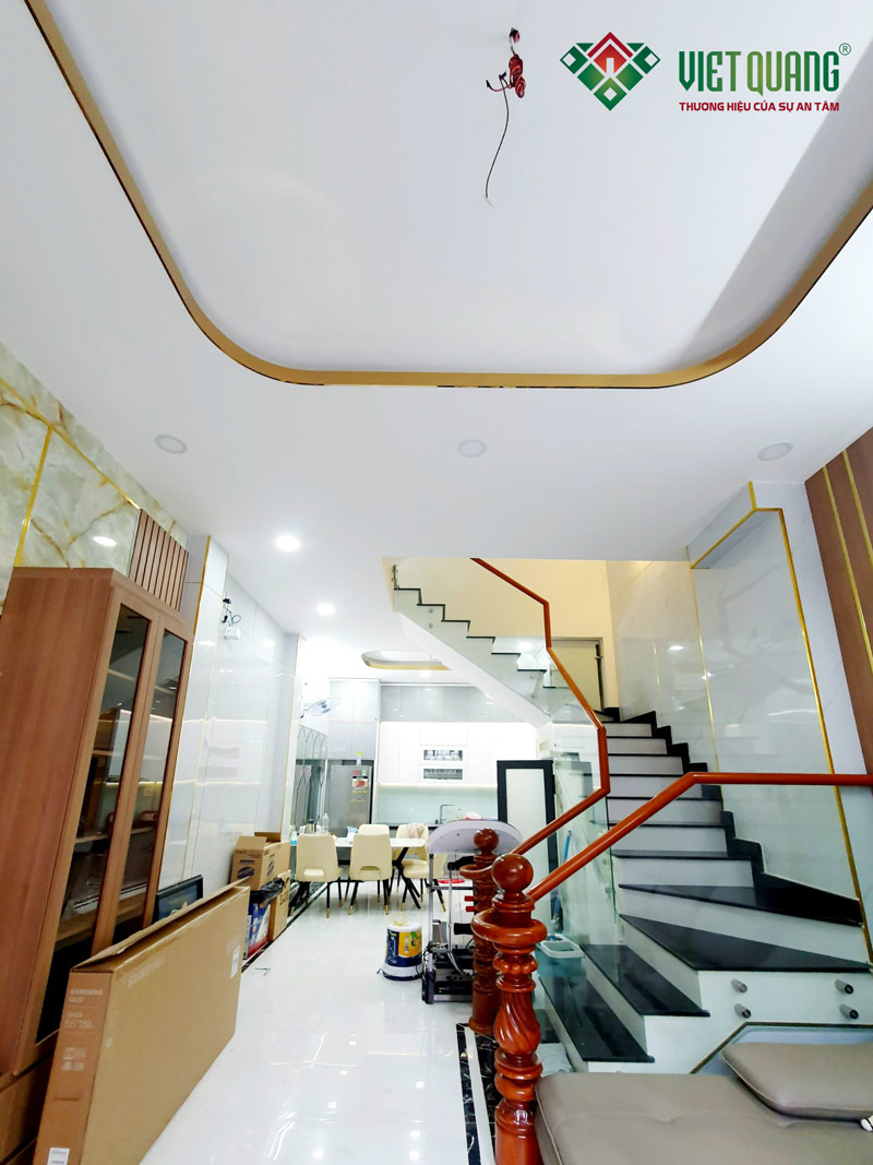 View không gian nội thất phòng khách nhà phố 1 trệt 3 lầu 4x12m của anh Tùng tại quận Tân Phú