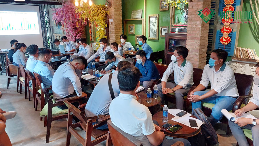 Nhân sự Việt Quang tham gia cuộc hợp định kì và lắng nghe báo cáo tình hình hoạt động kinh doanh