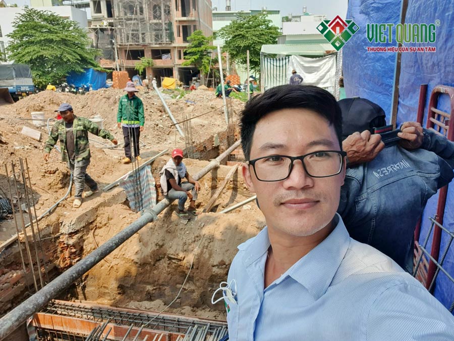 Giám đốc khối Lê Công Đức là người đại diện công ty Việt Quang Group quản lý và giám sát quá trình thi công xây dựng công trình
