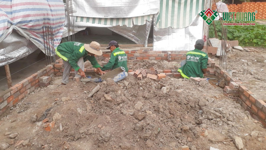 Công nhân Việt Quang đang thi công xây tường bao móng công trình nhà phố 3 tầng 4.3x23m