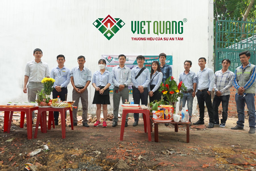 Đội ngũ nhân sự Việt Quang Group chụp hình kỉ niệm tham gia khởi công xây dựng công trình nhà anh Nhơn tại quận Bình Thạnh