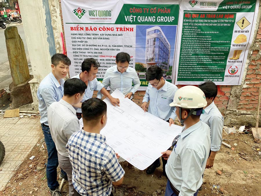 Nhân sự Việt Quang Group đang xem bản vẽ xin phép xây dựng công trình 1 tầng hầm 6 tầng nổi diện tích 5x18m tại quận Tân Bình