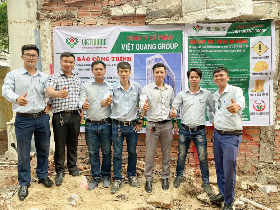 Tập thể nhân sự Việt Quang Group tham gia lễ cúng khởi công xây dựng phần thô và nhân công hoàn thiện công trình 1 tầng hâm 6 tầng nổi tại quận Tân Bình