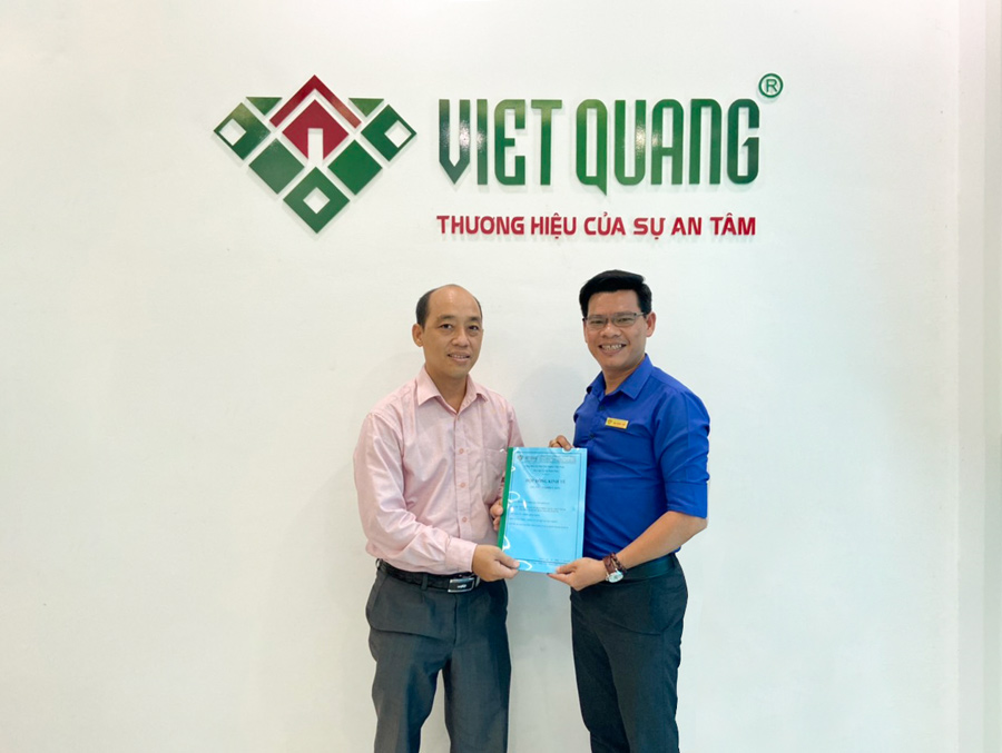 Đại diện ban lãnh đạo công ty Việt Quang Group chụp hình kỉ niệm và trao hợp đồng xây nhà cho chủ đầu tư: Anh Nhơn tại trụ sở chính của công ty Việt Quang.