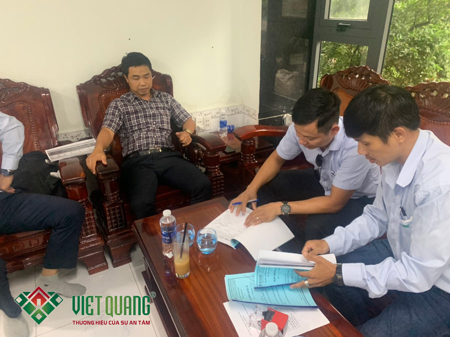 Công ty Việt Quang Group kí hợp đồng xây nhà trọn gói với anh Bằng tại văn phòng chi nhánh quận Tân Bình