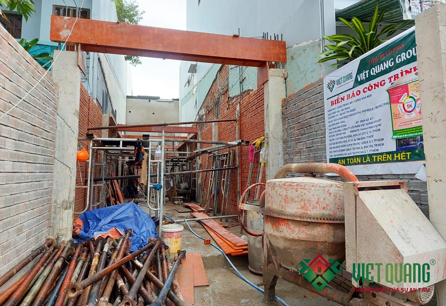 Mặt tiền công trình tầng 1 nhà chị Ngọc Anh tại quận Tân Phú trong quá trình thi công xây phần thô