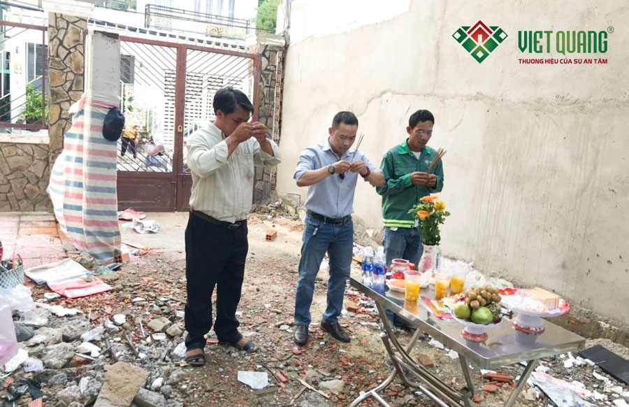 Đội ngũ Việt Quang Group và chủ đầu tư anh Minh cúng khởi công xây dựng nhà phố 6 tầng 4x20m tại quận 7