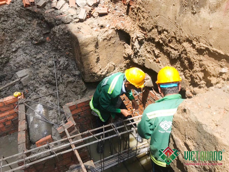 Công nhân Việt Quang đang thi công bô thép móng và giằng móng tại công trình nhà phố 6 tầng tại quận 7