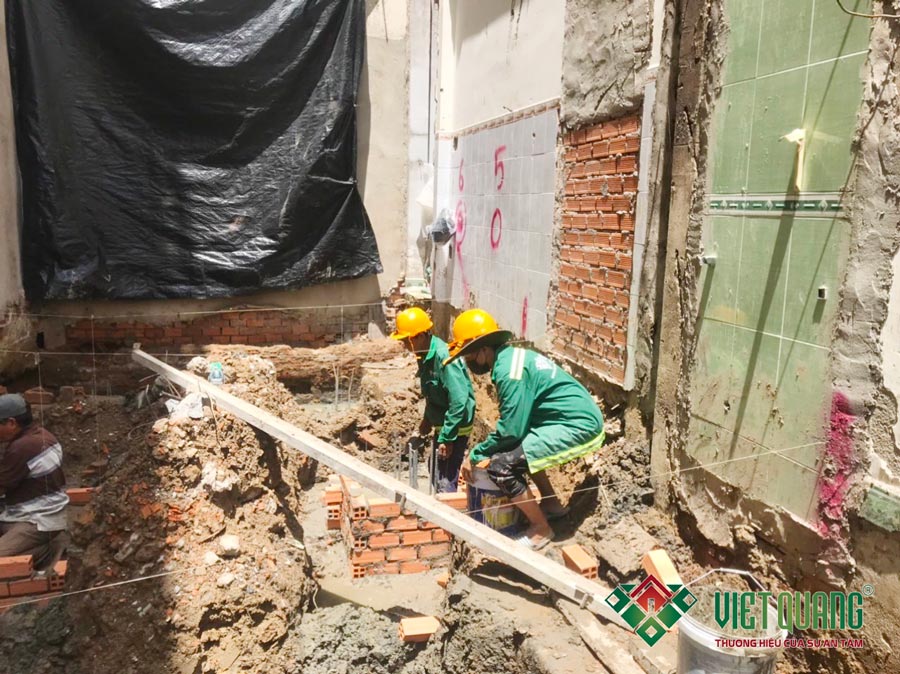 Công nhân Việt Quang đang thi công xây tường bao móng cọc bằng gạch Tuynel