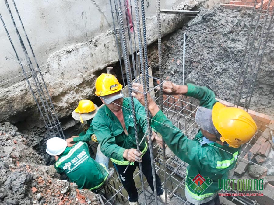 Công nhân Việt Quang đang thi công bô thép móng và giằng móng tại công trình nhà phố 6 tầng tại quận 7
