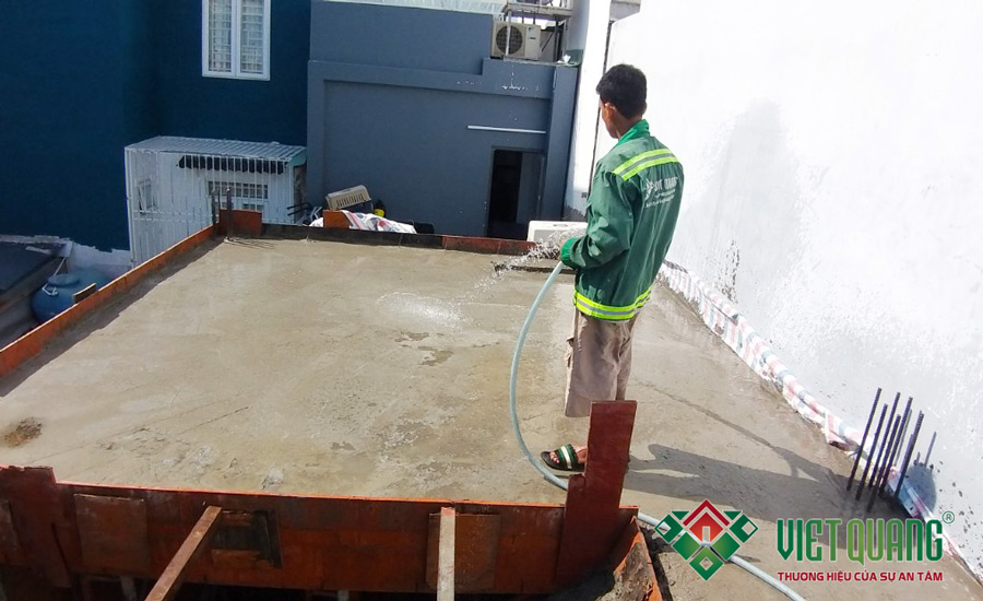 Công nhân Việt Quang Group tưới nước bảo dưỡng bê tông sàn nhà phố 4 tầng 4x14m tại quận 7