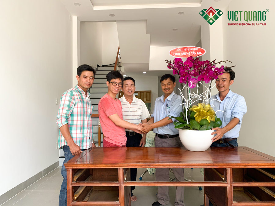 Đội ngũ Việt Quang Group bàn giao nhà cho gia đình anh Phong tại Thành phố Thủ Đức