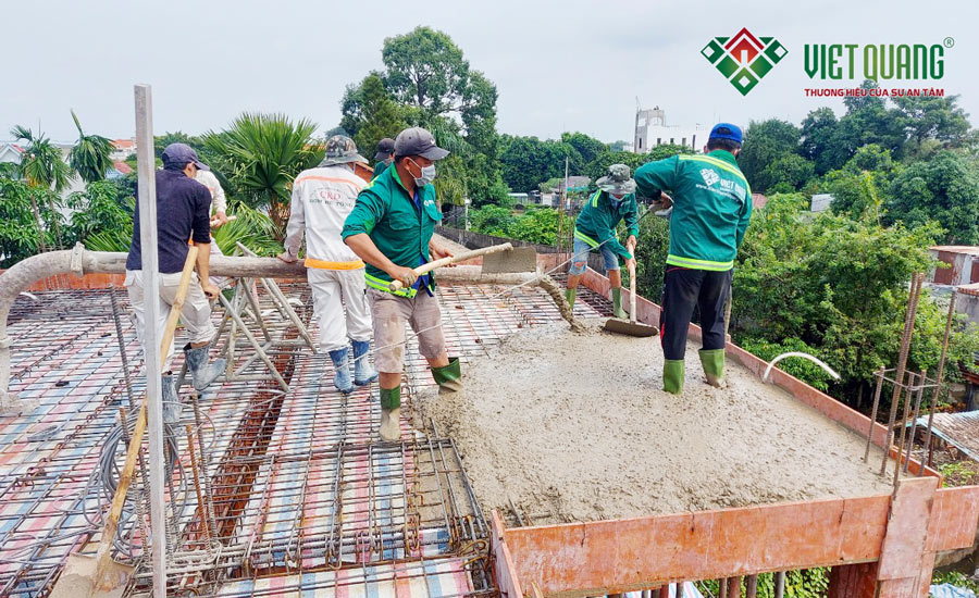 Việt Quang Group sử dụng bê tông thương phẩm M250 để đổ bê tông sàn cho công trình nhà anh Đạt tại Hóc Môn