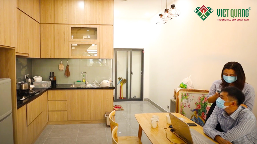 Nội thất tủ bếp làm bằng gỗ, đá mặt bếp làm từ đá đen Kim Sa Chung