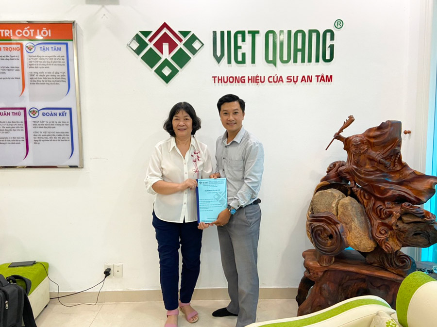 Giám đốc chi nhánh quận Tân Bình Ông. Lê Quang Tự chụp hình kỷ niệm với vợ chú Thành trong buổi kí hợp đồng xây nhà