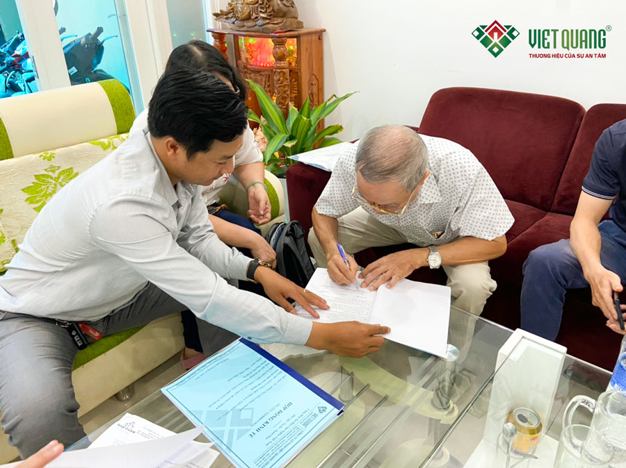 Chú Thành đặt bút kí kết hợp đồng xây nhà trọn gói với công ty Việt Quang Group
