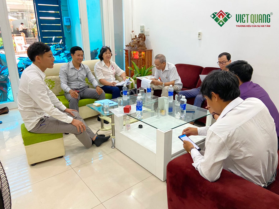 Gia đình nhà chú Thành đến thăm và kí hợp đồng xây nhà với công ty Việt Quang Group