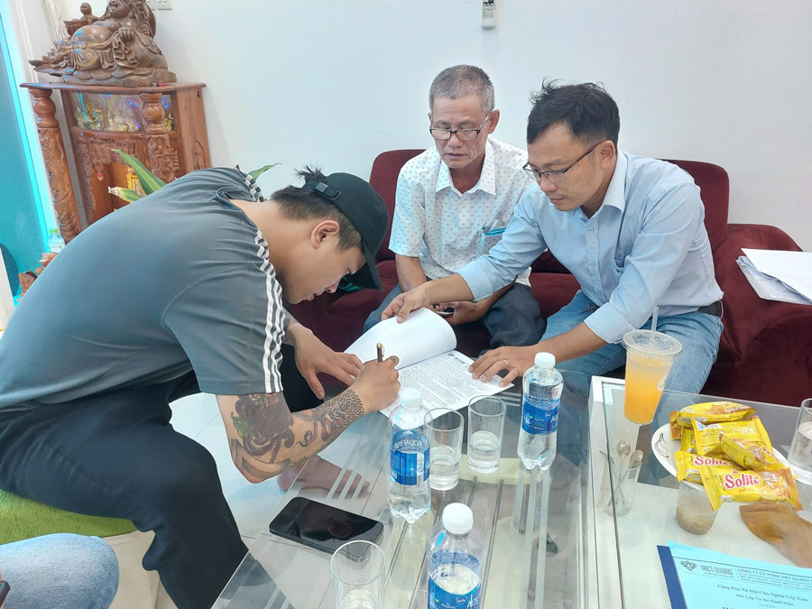 Anh Hiếu kí hợp đồng xây dựng nhà với Việt Quang Group