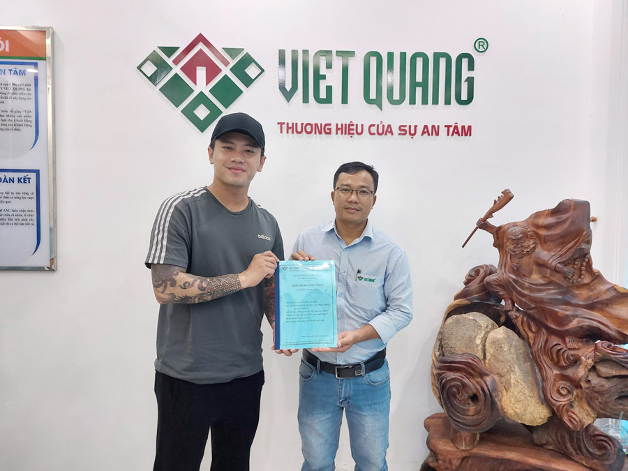 Giám đốc khối của Việt Quang chụp hình kỉ niệm với chủ đầu tư trong ngày kí hợp đồng xây nhà