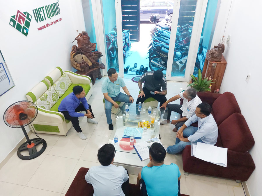 Toàn cảnh buổi nói chuyện và kí hợp đồng xây nhà giữa công ty Việt Quang và anh Hiếu tại trụ sở chính quận Bình Thạnh