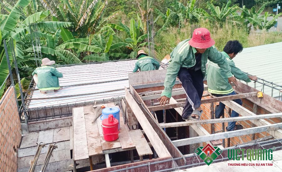 Công nhân Việt Quang đang thi công lắp đặt coffa, thép đà, thép sàn cho ngôi nhà phố lệch tầng 3 tầng tại TP Thủ Đức