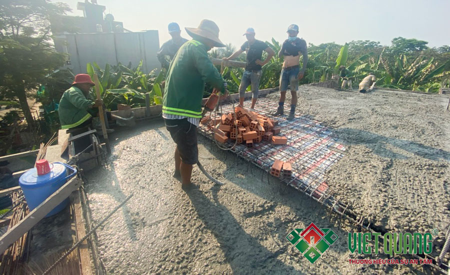 Hình ảnh công nhân Việt Quang đang say mê công việc đổ bê tông sàn công trình nhà phố lệch tầng 4x13m
