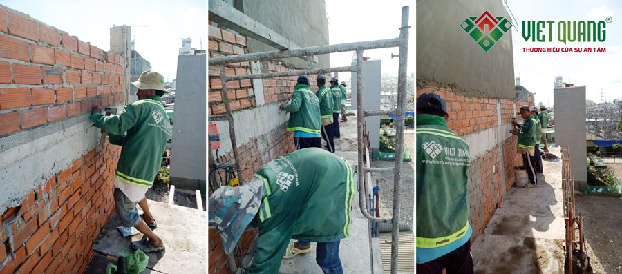 Công nhân Việt Quang Group đóng lưới chống nứt và tô trát tường ngoài