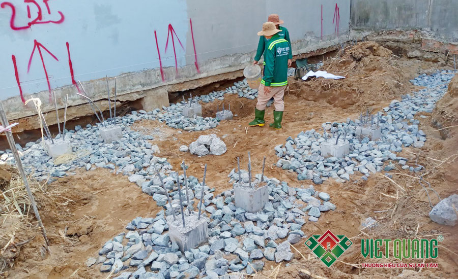 Công nhân Việt Quang Group thi công đập đầu cọc bê tông, chuẩn bị đổ bê tông lót móng