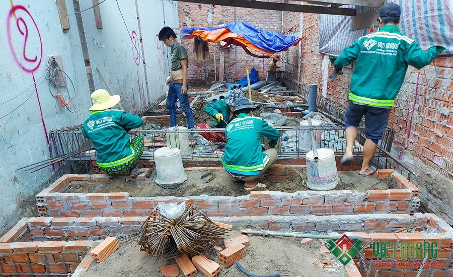 Công nhân Việt Quang đang thi công lắp đặt thép móng đài cọc và giằng móng công trình nhà anh Cương quận Tân Bình