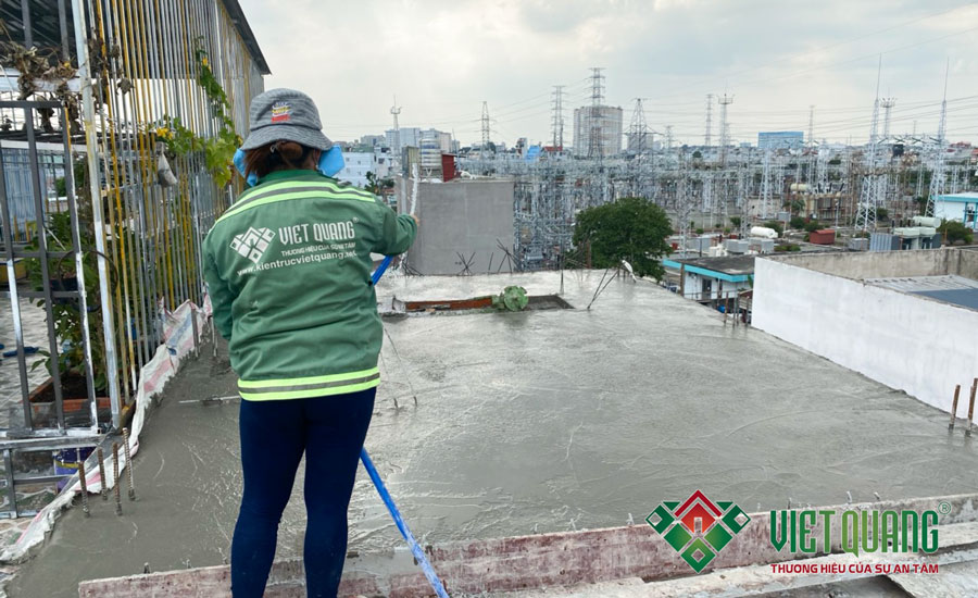 Thi công tưới nước bảo dưỡng bê tông cho sàn mái