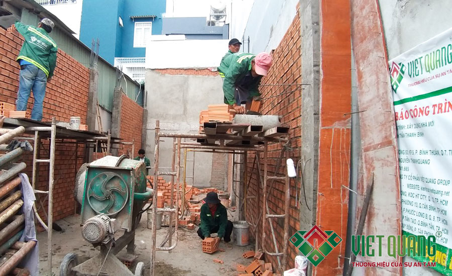 Công nhân Việt Quang thi công xây tường bao xung quanh nhà tầng trệt công trình nhà phố 4 tầng diện tích 4x14m tại quận 7