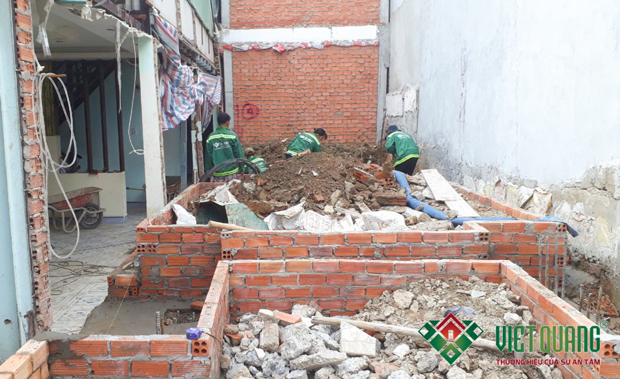 Công nhân Việt Quang dùng gạch Tuynel Bình Dương xây tường bao móng đài cọc công trình nhà phố 4 tầng 4x14m tại quận 7