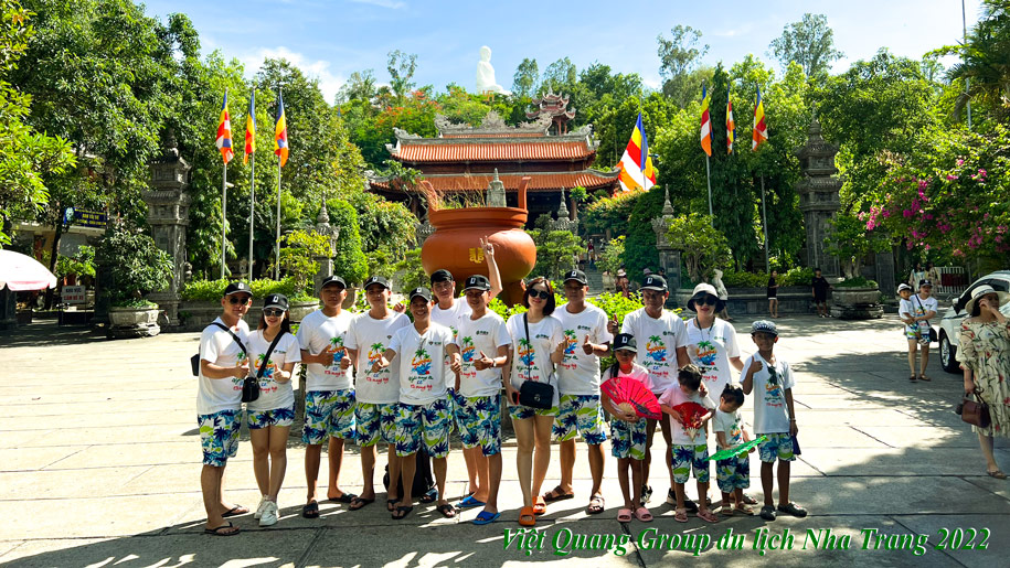 Đoàn du lịch của Công ty Việt Quang Group chụp hình kỉ niệm tại Chùa Long Sơn