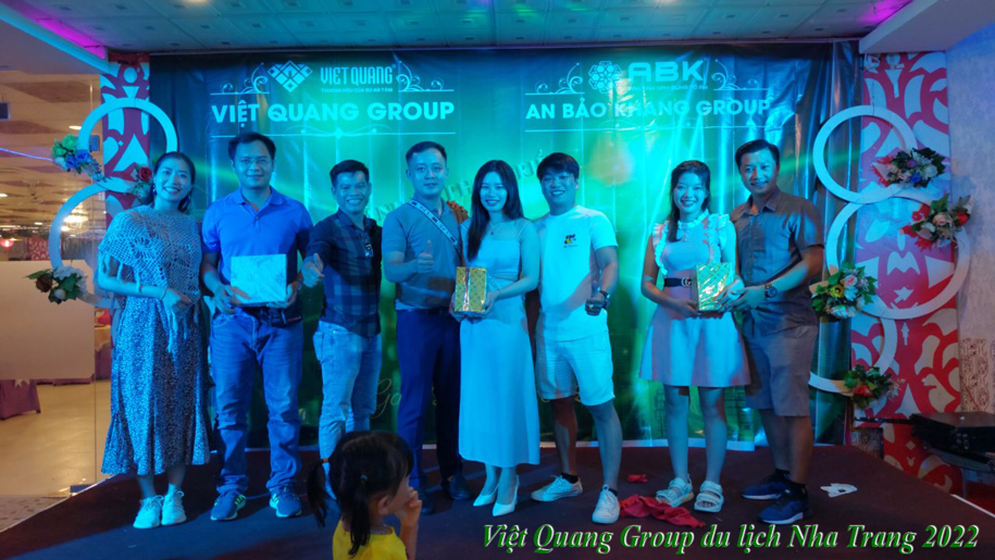 Nhân sự Việt Quang Group tham dự trò chơi trong buổi gala Dinner và nhận được quà tặng từ ban tổ chức chương trình