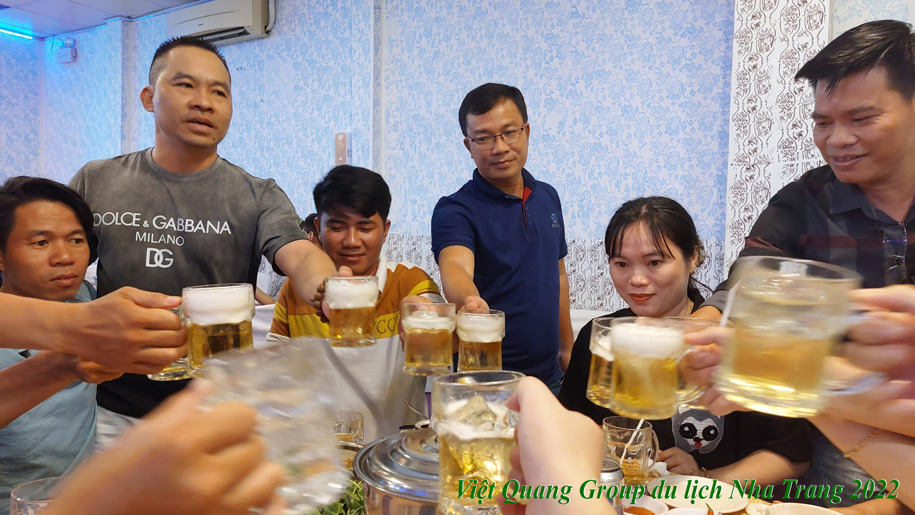 Nhân sự giám đốc chi nhánh và giám đốc khối của Công ty Việt Quang Group dự tiệc Gala Dinner