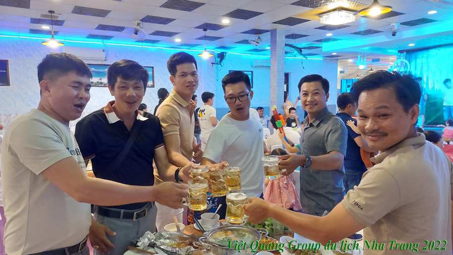 Nhân sự giám đốc chi nhánh và giám đốc khối của Công ty Việt Quang Group dự tiệc Gala Dinner