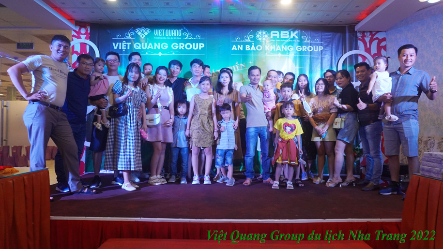 Tập thể nhân sự Việt Quang Group chụp hình kỉ niệm tạ đêm Gala Dinner