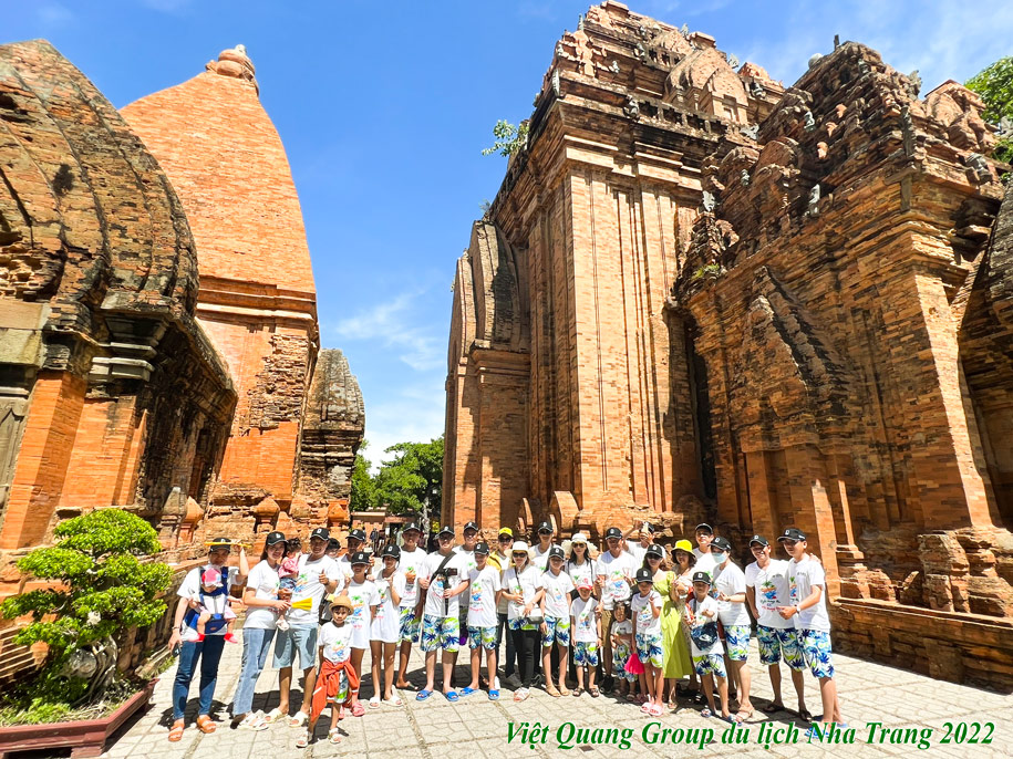 Đoàn du lịch của Công ty Việt Quang Group chụp hình kỉ niệm tại Tháp Chàm Panagar - Nha Trang