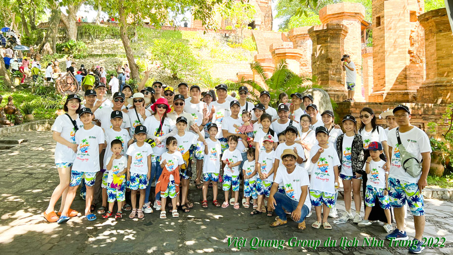 Đoàn du lịch của Công ty Việt Quang Group tham quan tại Tháp Chàm Panagar
