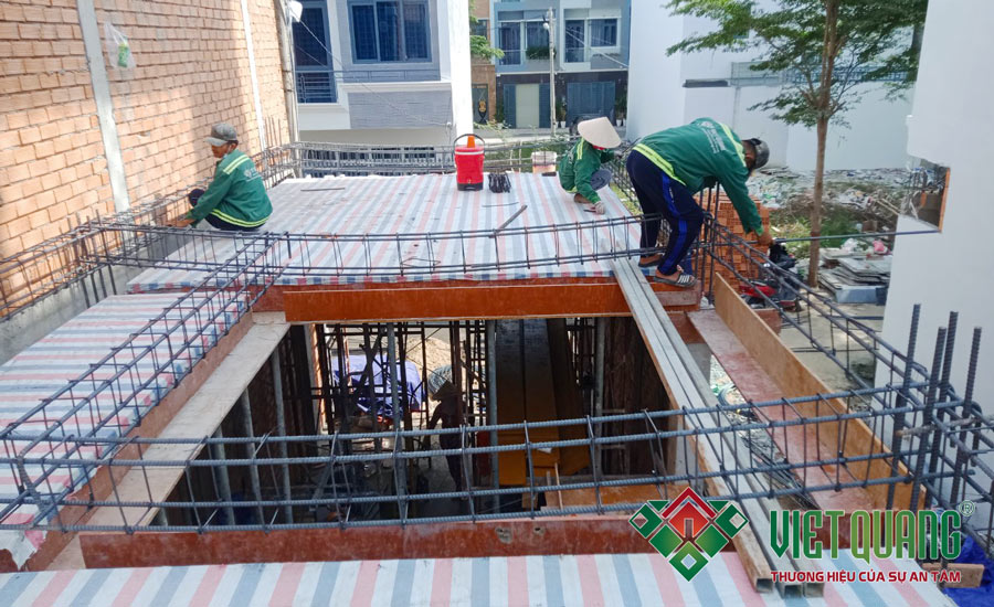 Công nhân Việt Quang lắp đặt thép sàn tại công trình nhà anh Hưng Nhà Bè